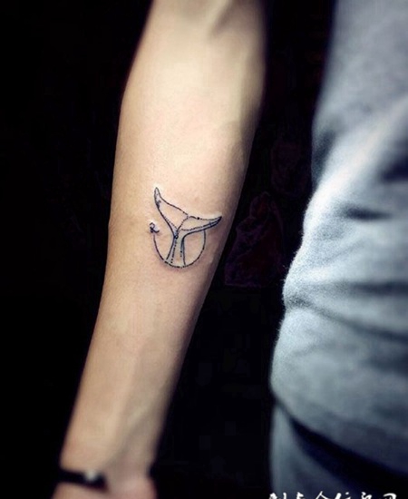 鲸已入海，手臂鲸鱼尾巴纹身图案