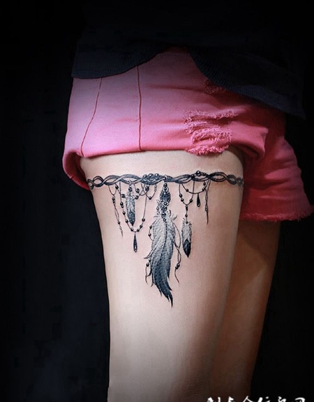 环绕的美丽，大腿羽毛腿环个性纹身