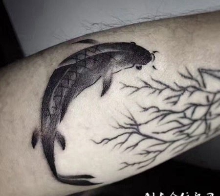 游鱼之乐，手臂水墨鲤鱼纹身图案