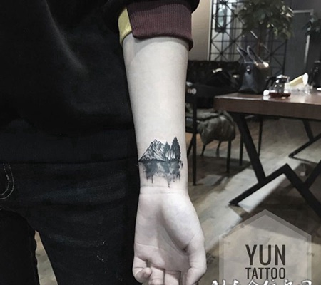 湖光山色，手臂黑灰山水图案纹身