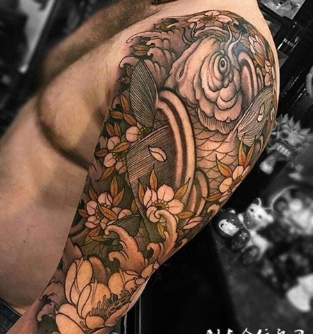 鲤鱼戏花间，手臂好看的鲤鱼与鲜花纹身
