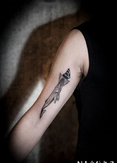 鲸出深海，手臂鲸鱼纹身图案