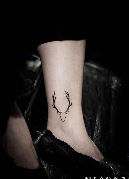 个性鹿角脚踝纹身图案
