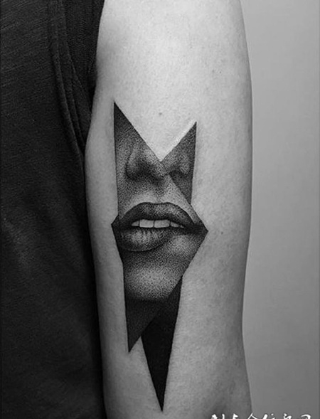 烈焰红唇，手臂嘴唇点刺纹身