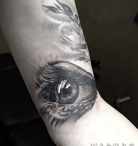 人生的期待，手臂写实眼睛个性纹身