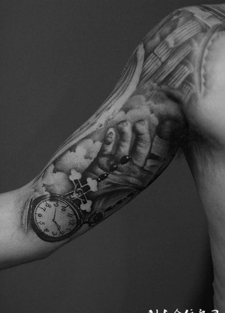 时光流逝，手臂怀表纹身图案