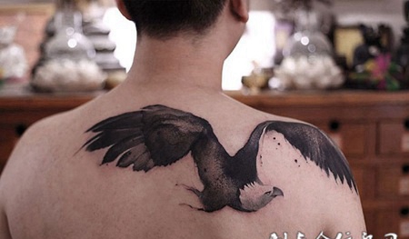 大展宏图，后背水墨老鹰个性纹身