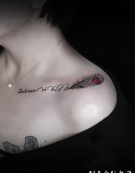 性感密语，锁骨处羽毛与英文个性纹身