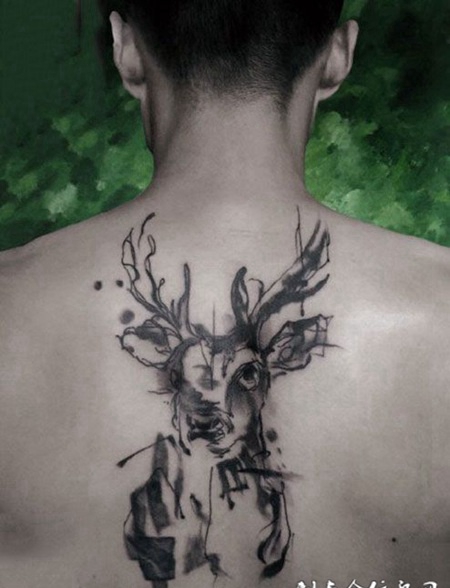 男子后背水墨鹿首纹身图案