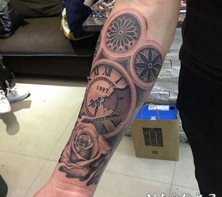 破碎的时间，手臂时钟与玫瑰花黑灰纹身