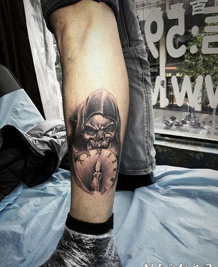 死神敲钟，腿部骷髅死神纹身图案