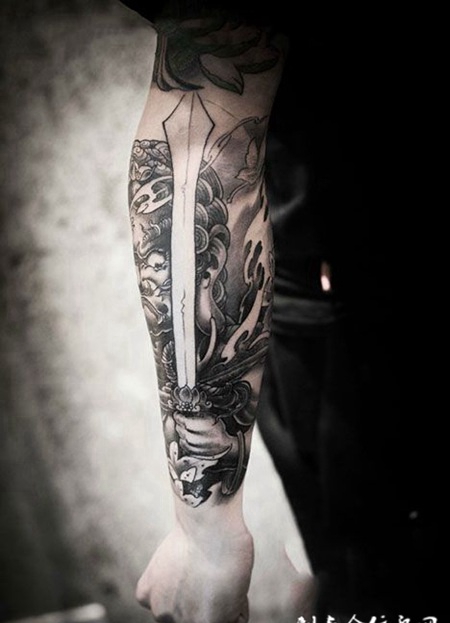 威震四方，手臂不动明王纹身图案