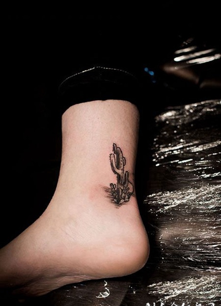 脚踝仙人掌纹身图案