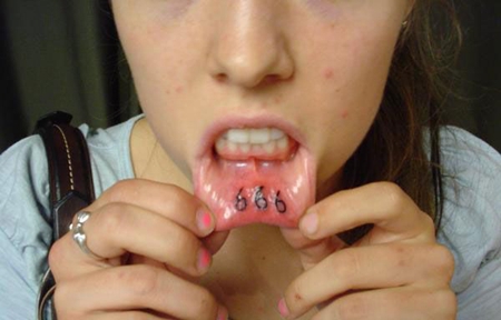 嘴唇内侧的数字纹身图案