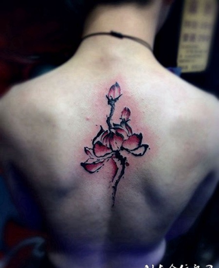 出淤泥而不染，背部荷花纹身图案