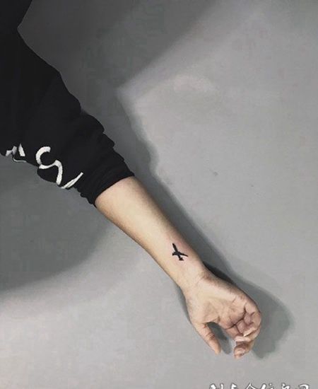 手臂简约风格小飞机纹身图案