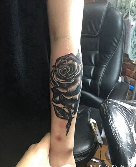 黑玫瑰，手臂黑灰玫瑰纹身图案