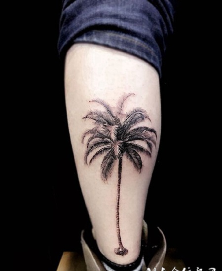 男子腿部椰子树纹身图案
