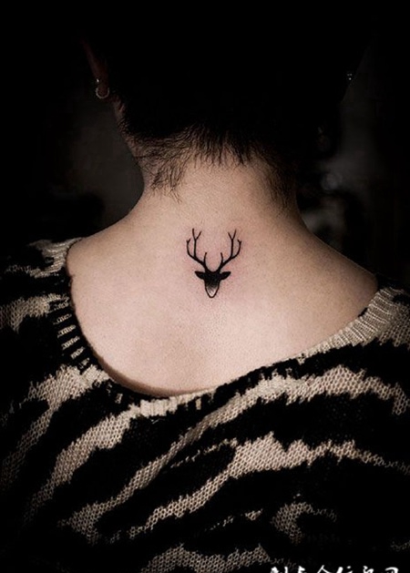 后颈个性黑灰鹿首纹身图案