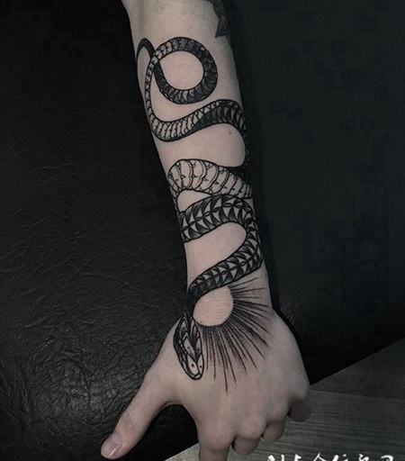 蜿蜒蛇行，手臂个性蛇纹身图案