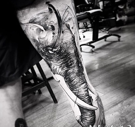 大自然之怒，腿部愤怒的大象泼墨纹身