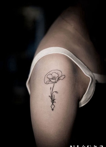 简约清新，手臂上一朵花纹身图案