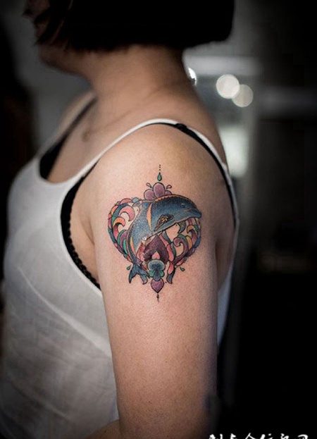 海的女儿，手臂海豚纹身图案