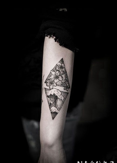 手臂花与海浪纹身图案