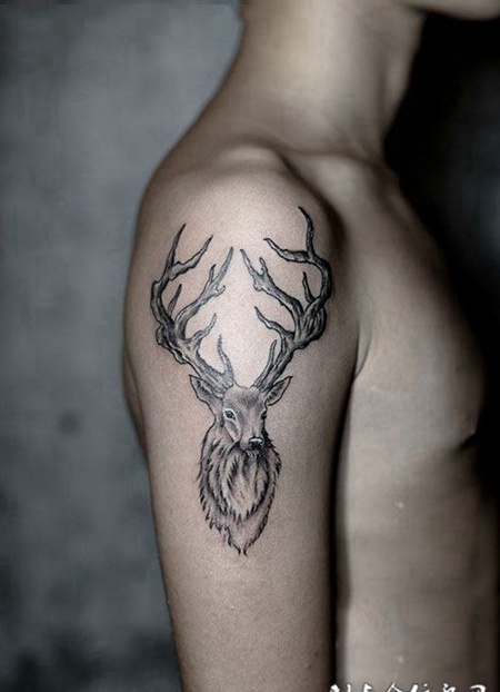 个性手臂鹿首纹身图案