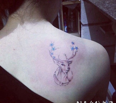 美女后背梅花鹿纹身图案