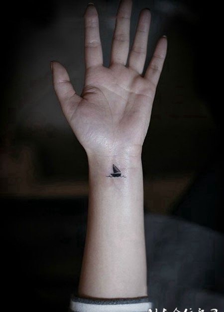 手臂简约小船纹身图案