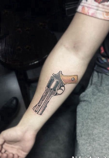 手臂左轮枪纹身图案
