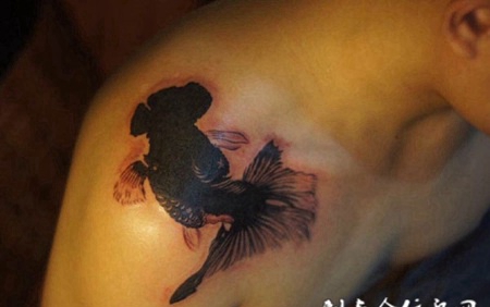 游鱼戏水，披肩水墨金鱼个性纹身