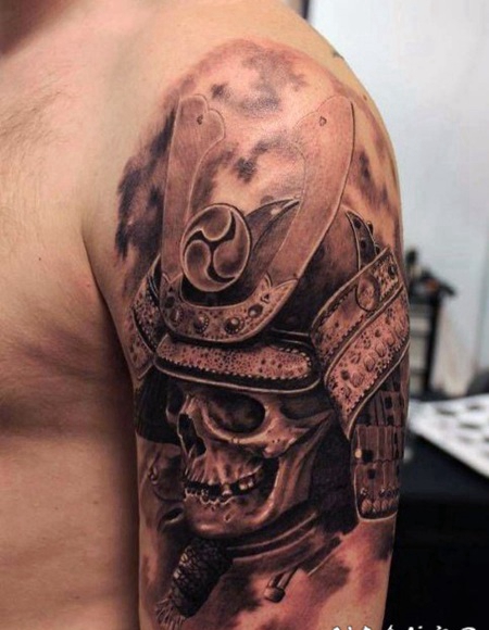 手臂写实的彩色武士头盔与骷髅纹身图案