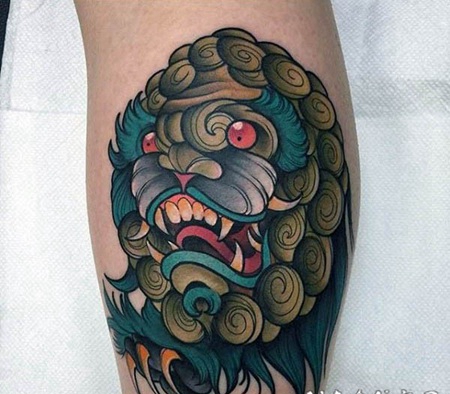 传统风格的亚洲彩绘石狮手臂纹身图案