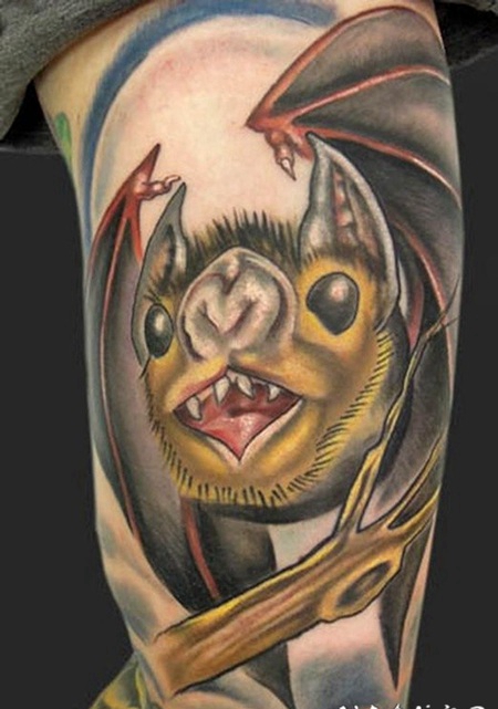 有趣的卡通彩色吸血鬼蝙蝠手臂纹身图案