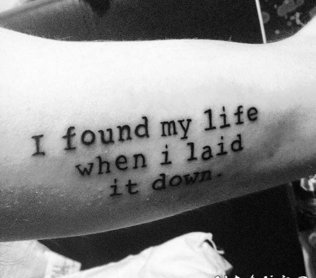 简单的黑色字母个性手臂纹身图案