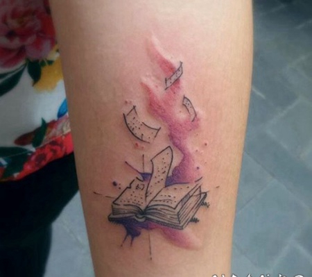 简单可爱的书本彩色手臂纹身图案