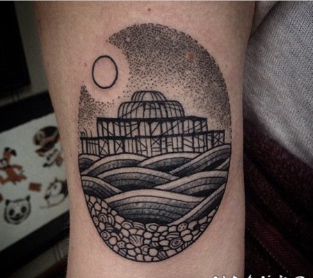 黑色点刺椭圆形大海和月亮手臂纹身图案
