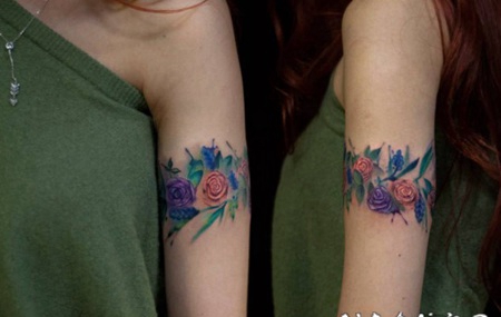 手臂好看的彩色花朵臂环个性纹身图案