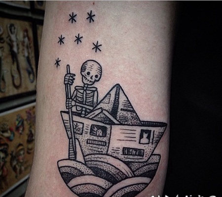 手臂小小的黑色纸船与骷髅点刺纹身图案
