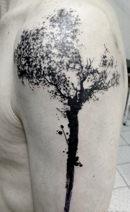手臂令人印象深刻的黑色树水墨风纹身图案