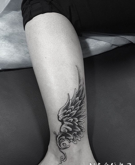 踏上云霄，脚踝处个性翅膀纹身