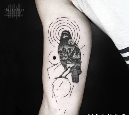 有趣的黑色神秘乌鸦和几何圆手臂纹身图案