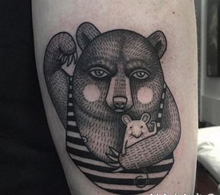 黑白雕刻风格的滑稽熊与老鼠手臂纹身图案