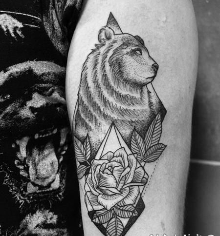 漂亮的黑色线条熊与美丽的玫瑰手臂纹身图案