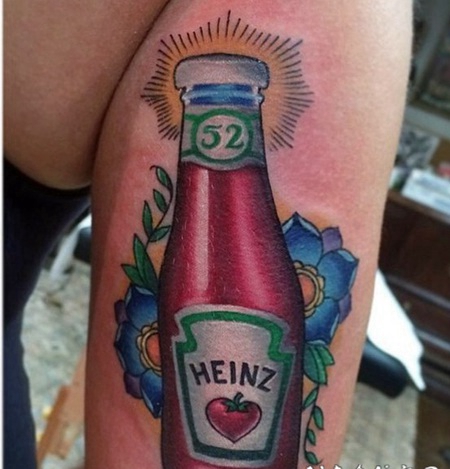手臂奇妙的五彩番茄酱瓶和花朵纹身图案