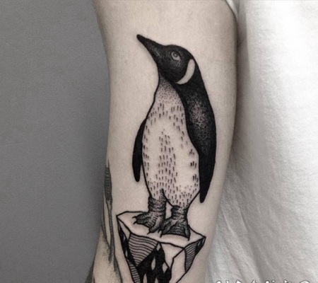 手臂迷你的黑白可爱企鹅纹身图案