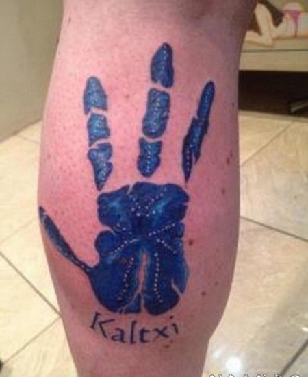 清凉的蓝色手掌印和字母小腿纹身图案