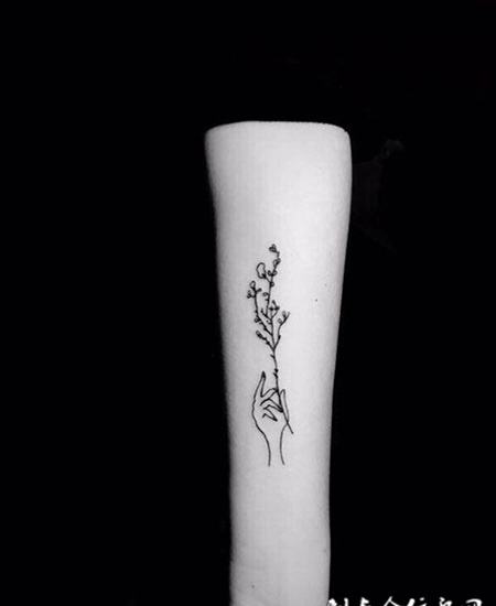 女子手臂上的一枝花纹身图案